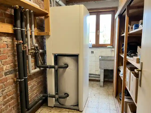 Binnenunit van een warmtepomp met geïntegreerde boiler in de berging