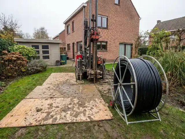 Boring voor een bodemcollector in de tuin van een woning